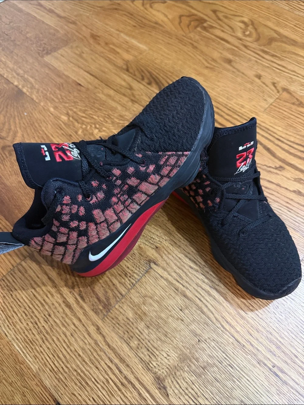 Nike Lebron 17 XVII GS 'Infrared VI' Black Red Basketball Sneakers. Size 3Y.